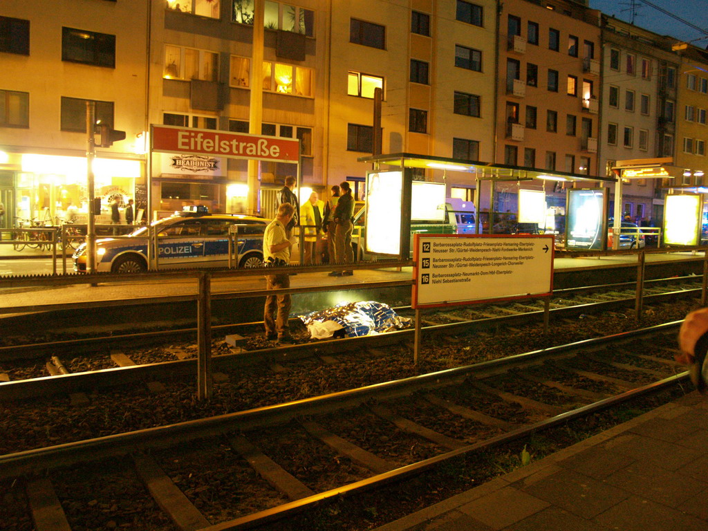 Person unter KVB Bahn Koeln Eifelstr P17.JPG